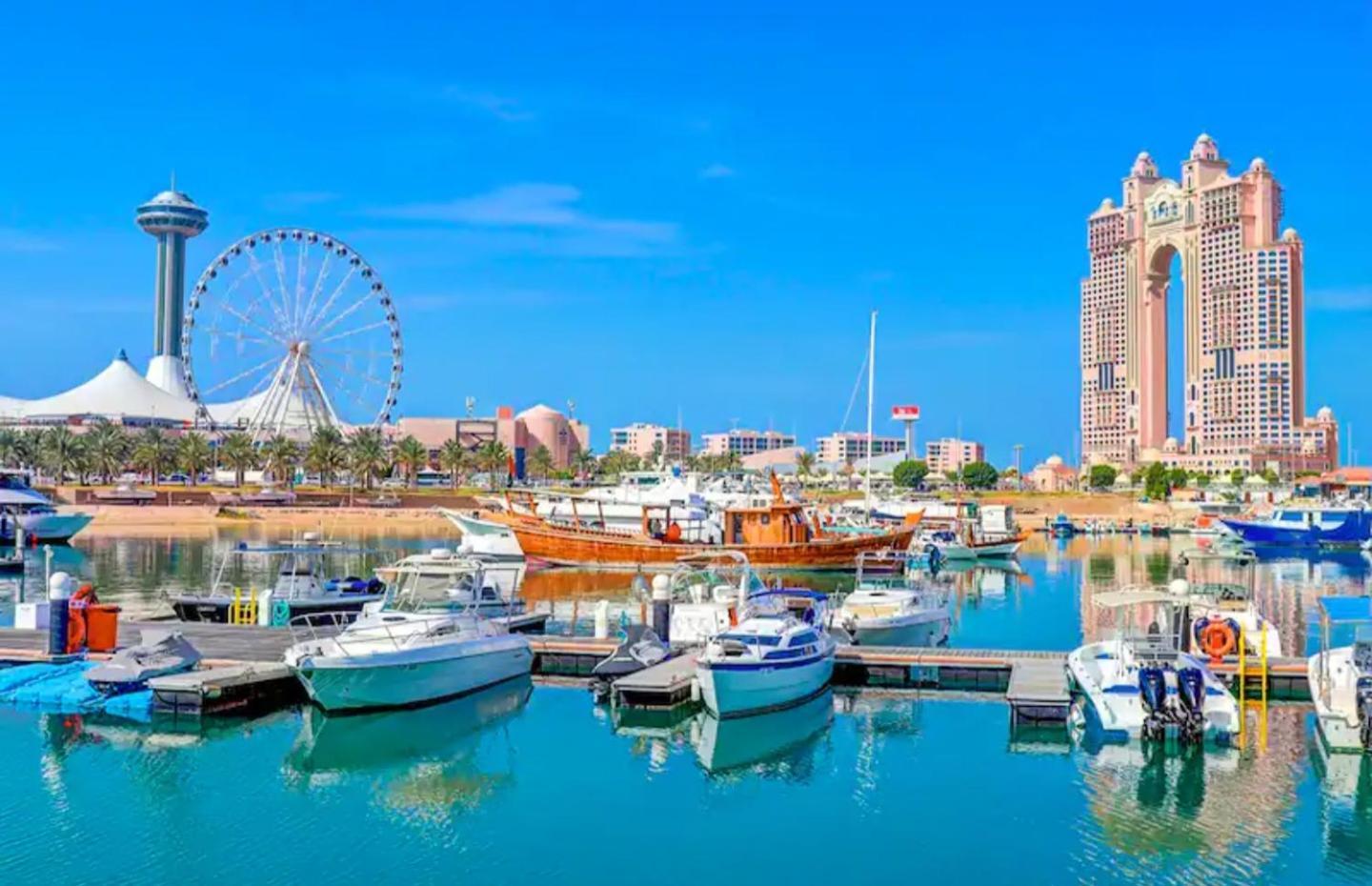 Cornich Street - Suave Sea View Hostel Abu Dhabi